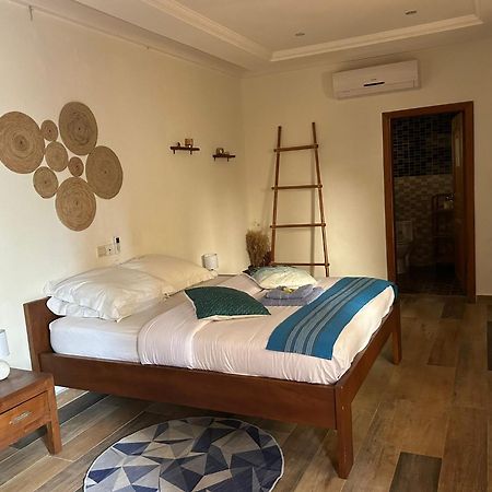 L'Oasis Guesthouse Cotonou Bagian luar foto