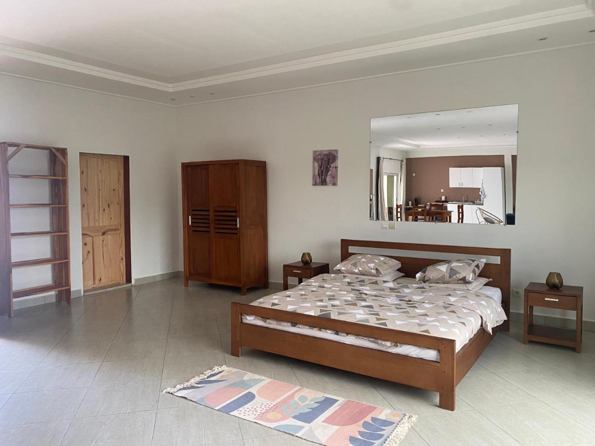 L'Oasis Guesthouse Cotonou Bagian luar foto