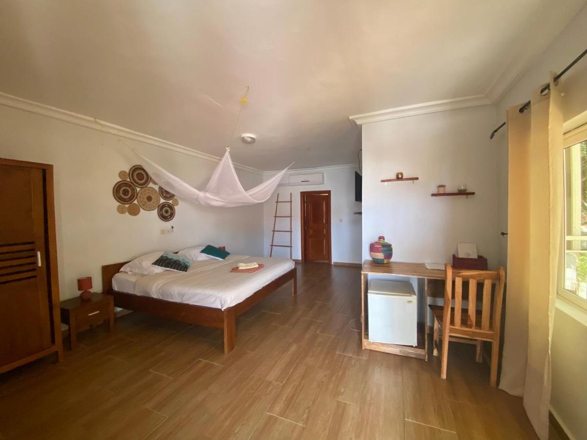 L'Oasis Guesthouse Cotonou Bagian luar foto