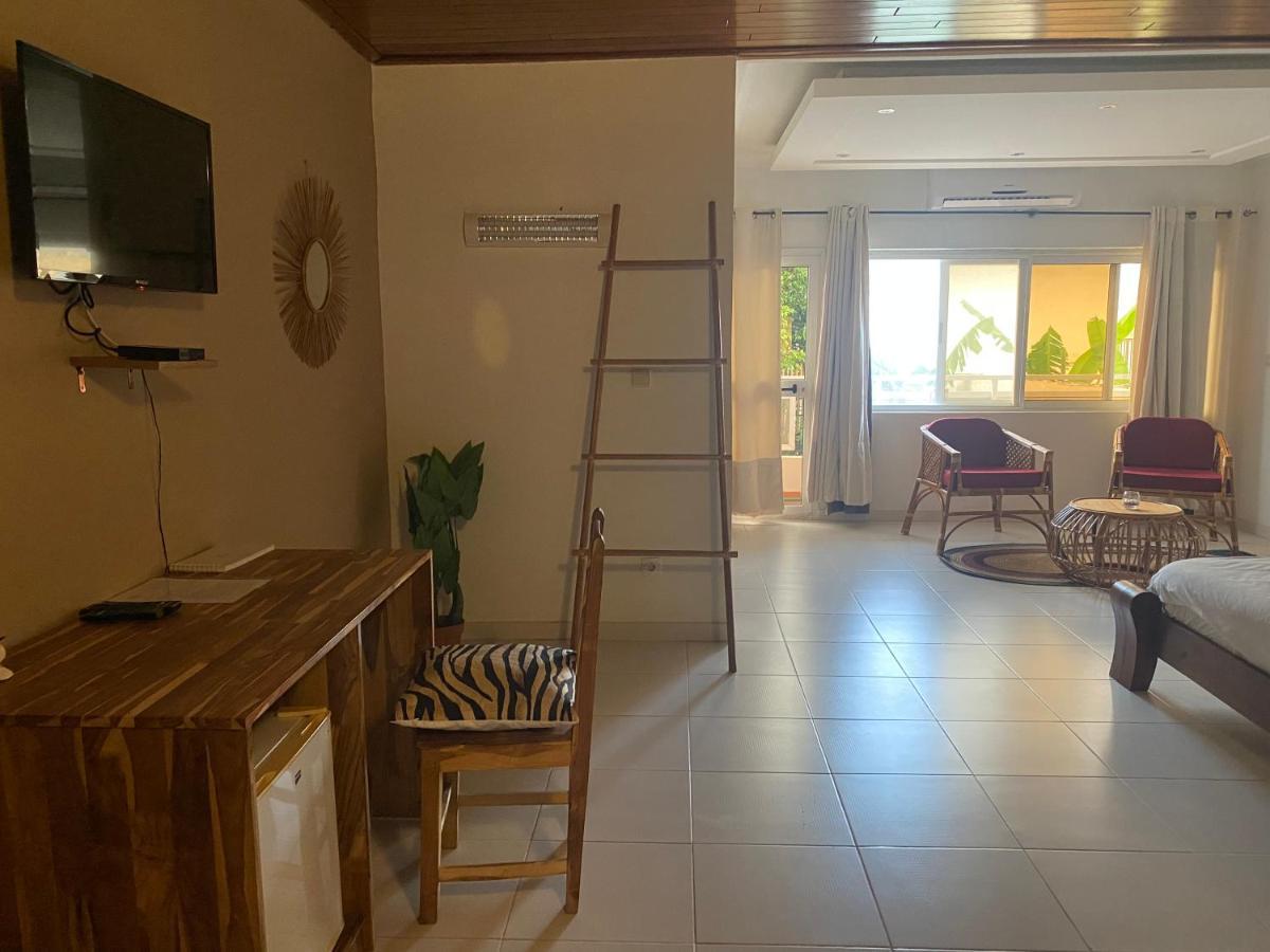 L'Oasis Guesthouse Cotonou Bagian luar foto