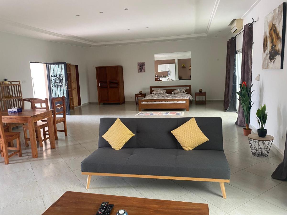 L'Oasis Guesthouse Cotonou Bagian luar foto