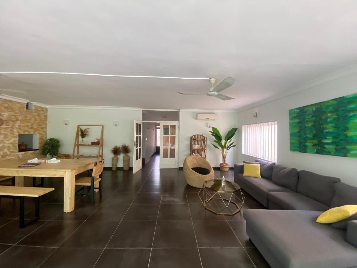 L'Oasis Guesthouse Cotonou Bagian luar foto