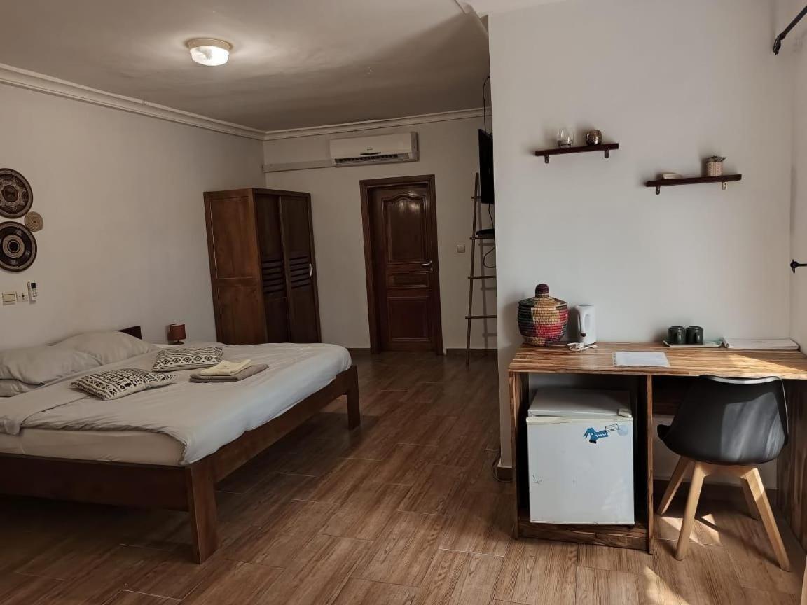 L'Oasis Guesthouse Cotonou Bagian luar foto