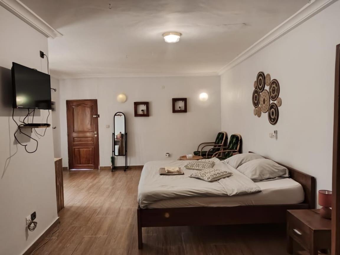 L'Oasis Guesthouse Cotonou Bagian luar foto