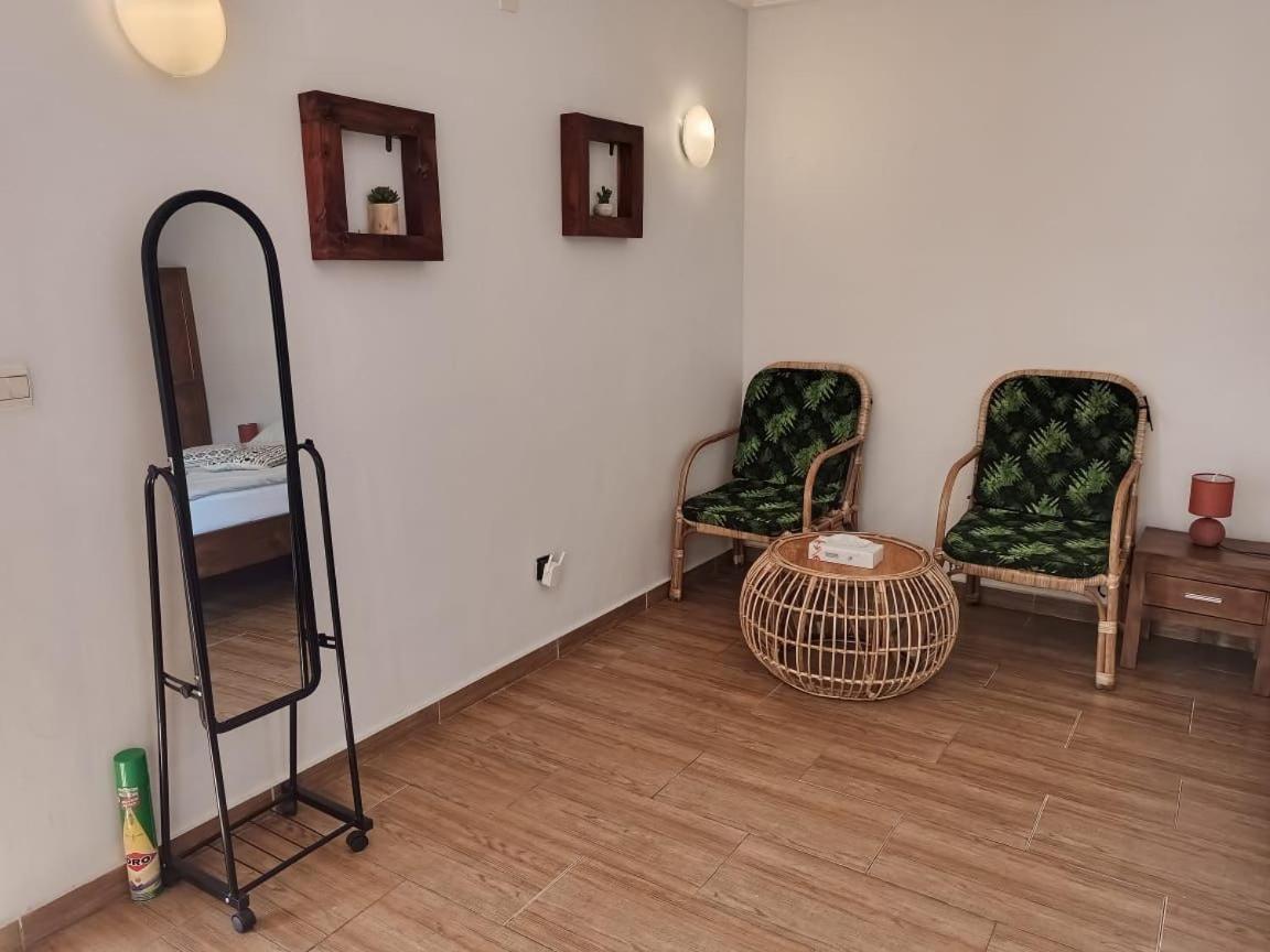 L'Oasis Guesthouse Cotonou Bagian luar foto