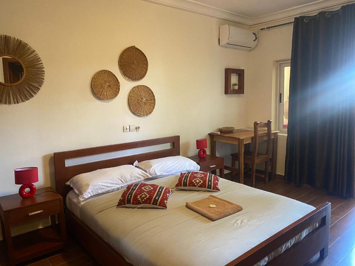 L'Oasis Guesthouse Cotonou Bagian luar foto
