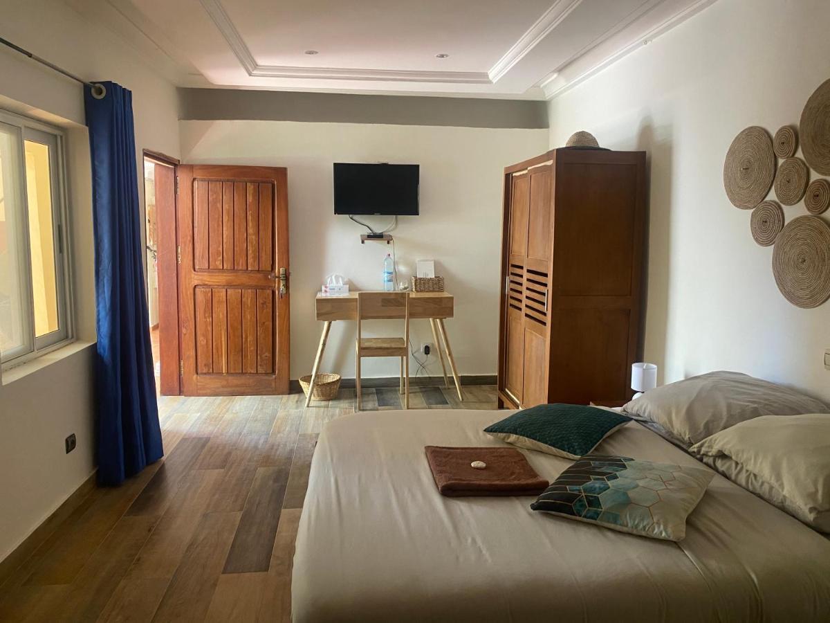 L'Oasis Guesthouse Cotonou Bagian luar foto