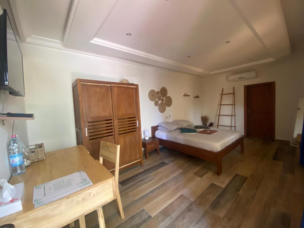 L'Oasis Guesthouse Cotonou Bagian luar foto