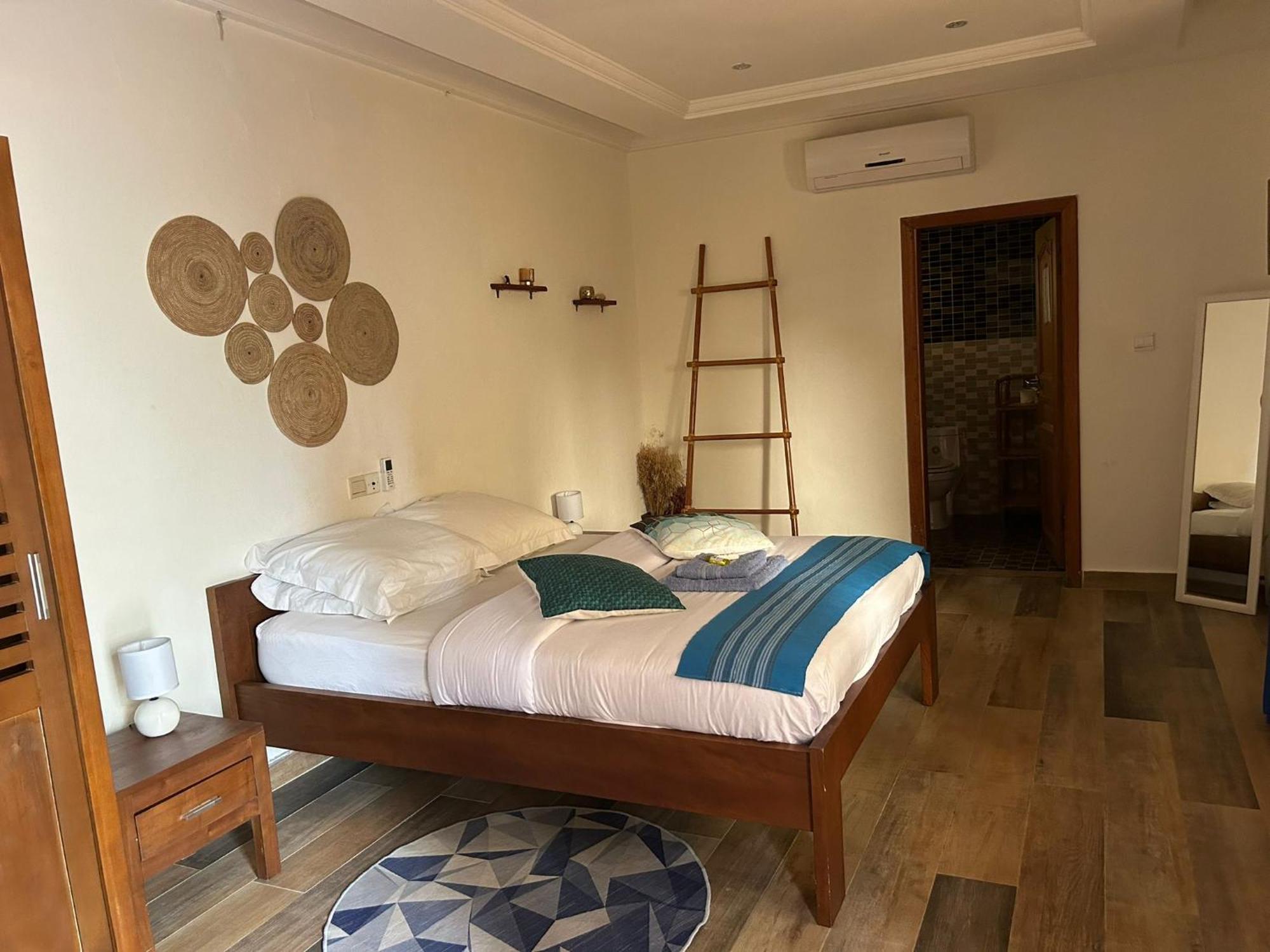 L'Oasis Guesthouse Cotonou Bagian luar foto