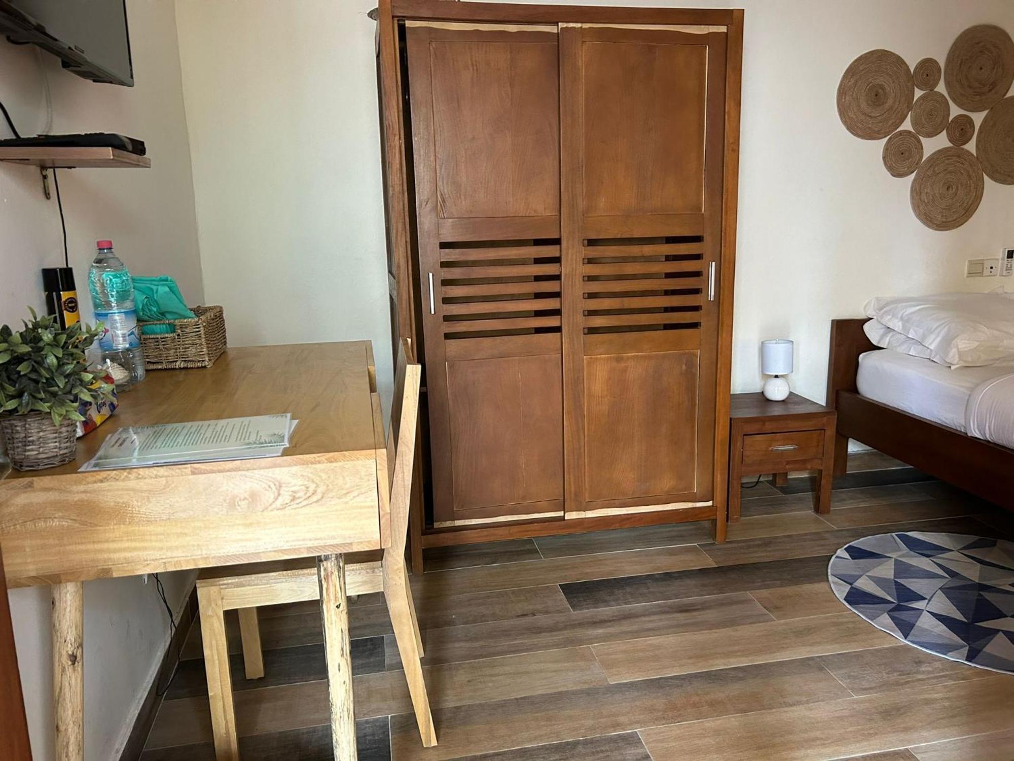 L'Oasis Guesthouse Cotonou Bagian luar foto