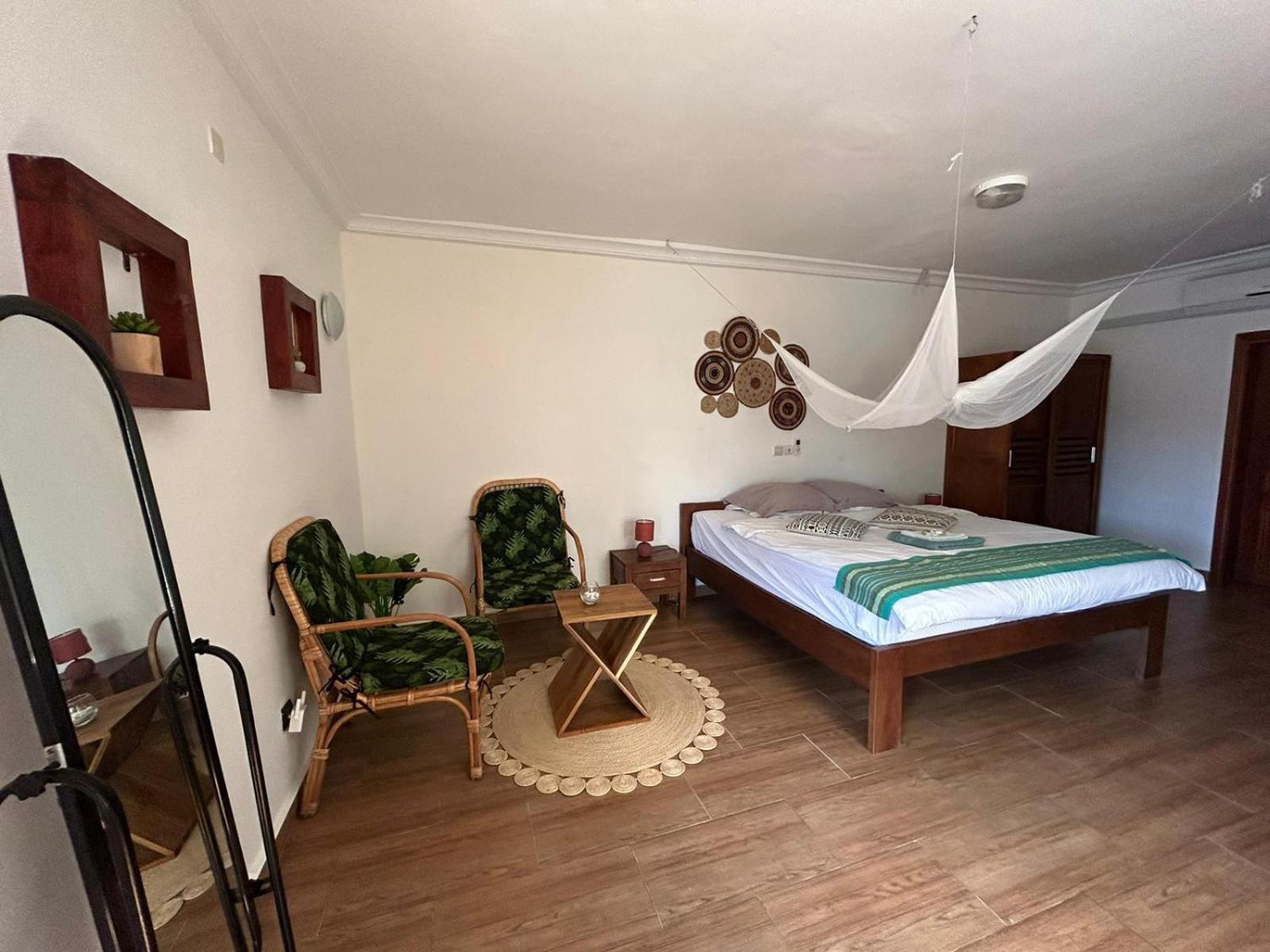 L'Oasis Guesthouse Cotonou Bagian luar foto
