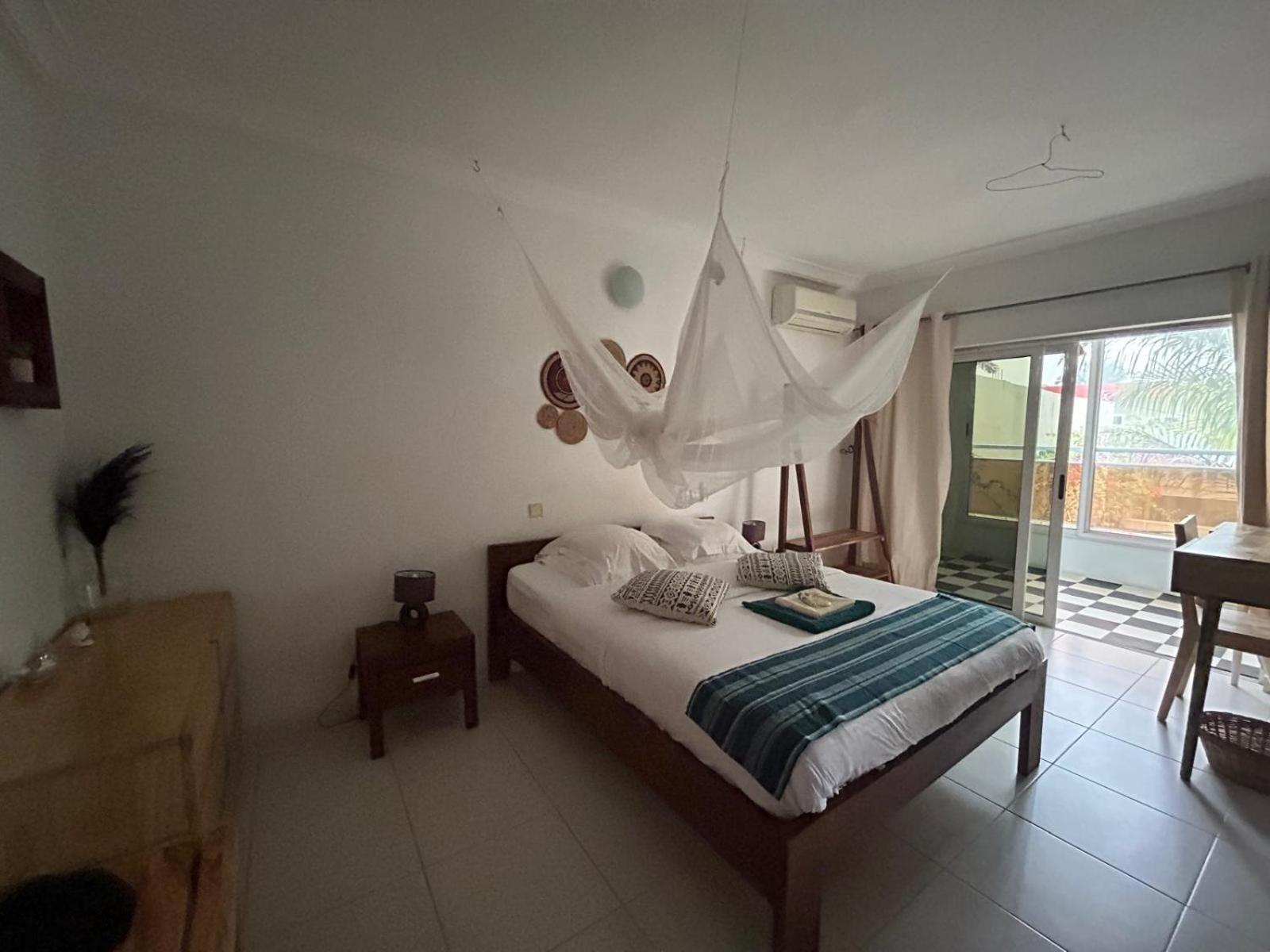 L'Oasis Guesthouse Cotonou Bagian luar foto