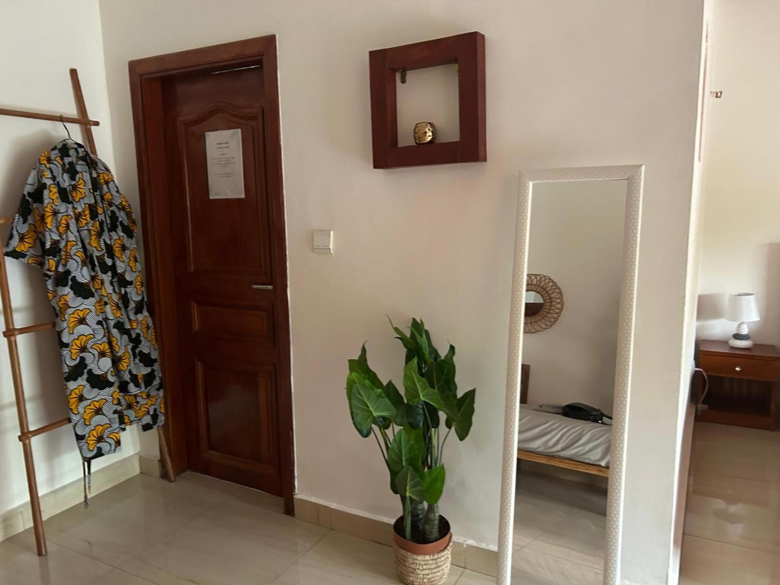 L'Oasis Guesthouse Cotonou Bagian luar foto