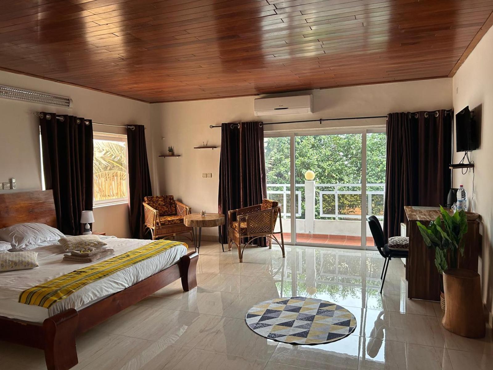 L'Oasis Guesthouse Cotonou Bagian luar foto