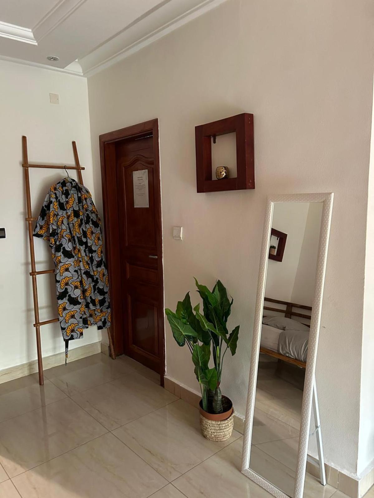 L'Oasis Guesthouse Cotonou Bagian luar foto