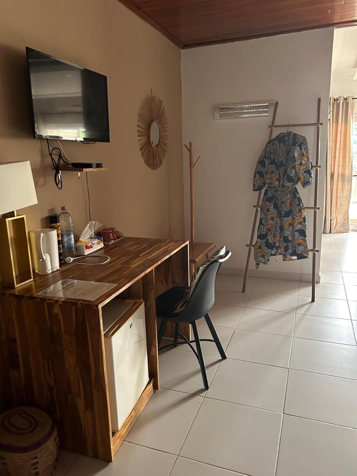 L'Oasis Guesthouse Cotonou Bagian luar foto